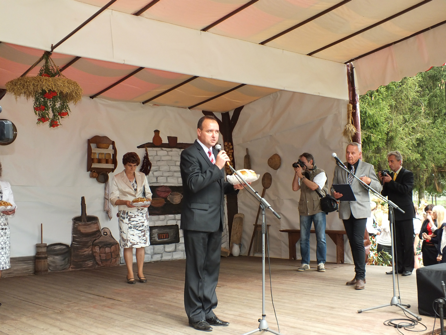 https://test.ugorly.pl/blog/2013/09/06/dozynki-w-wiejskiej-chacie/p183pg9omqo0r1rm5gjk1cql25o10/